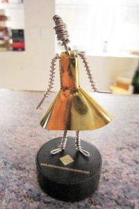シャンパーニュの針金でつくられた人形